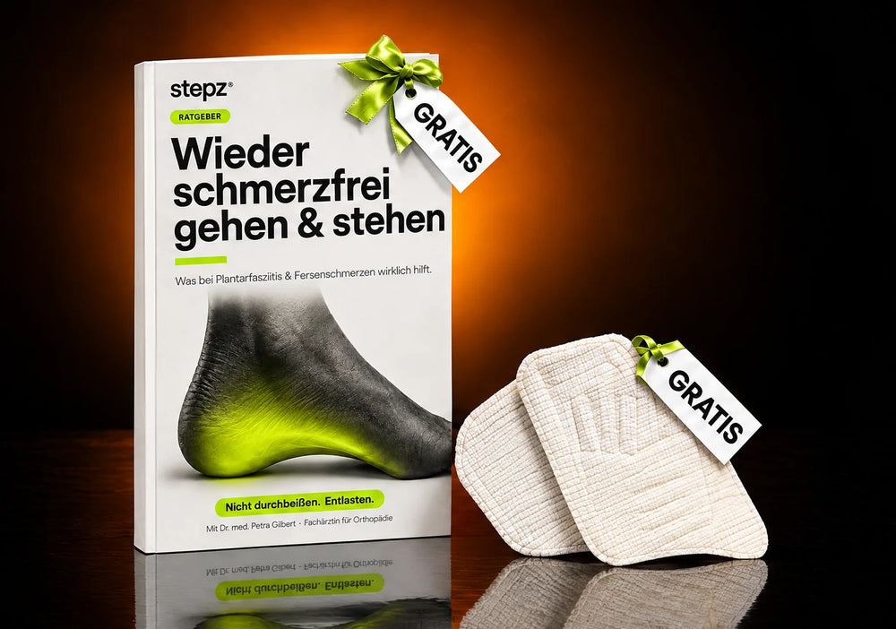 stepz Ratgeber „Wieder schmerzfrei gehen & stehen“ und zwei Fersenpolster, beide mit GRATIS-Schild